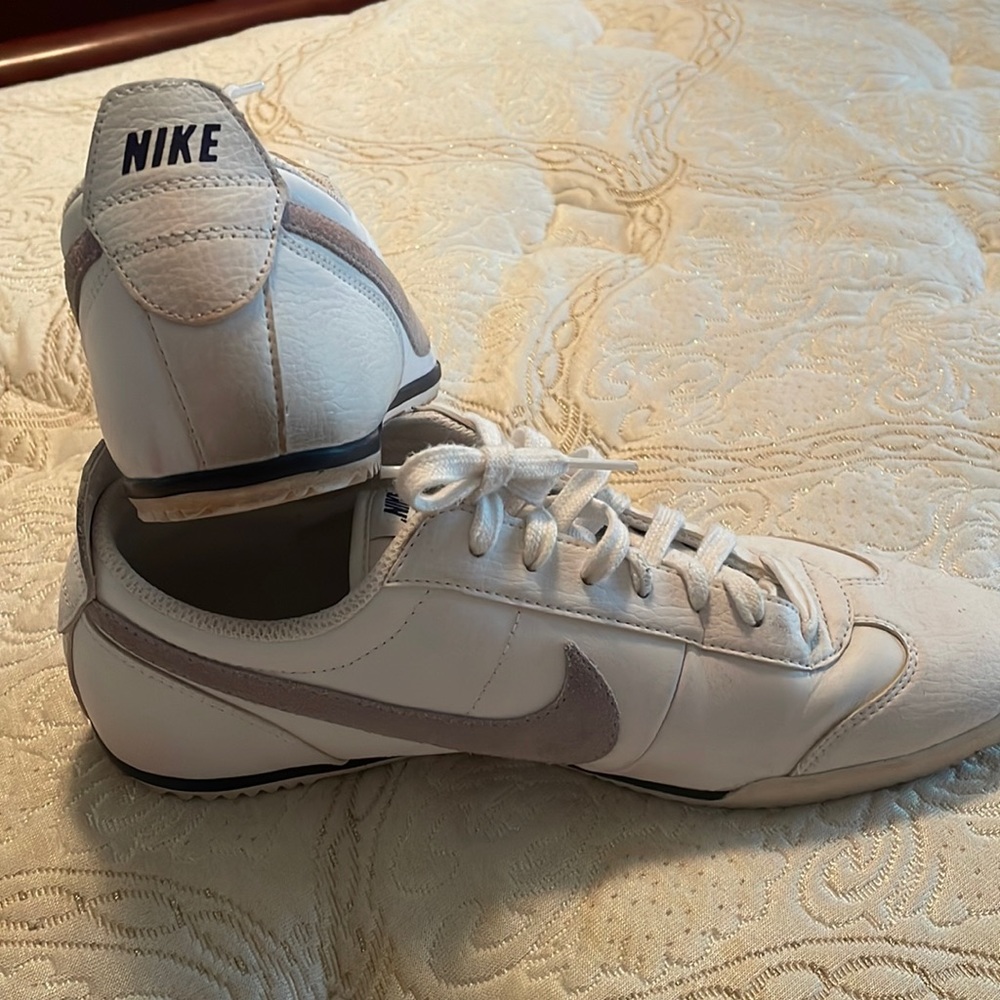 Vintage NIKE fivekay size 10 women’s shoes lightly worn